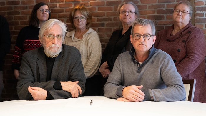 Des membres des comités de citoyens pour la sauvegarde des urgences.