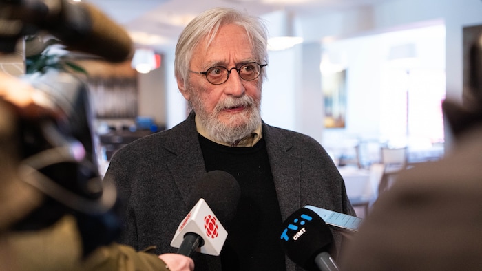 Le maire de Trois-Pistoles, Maurice Vaney, répond aux questions de journalistes. 