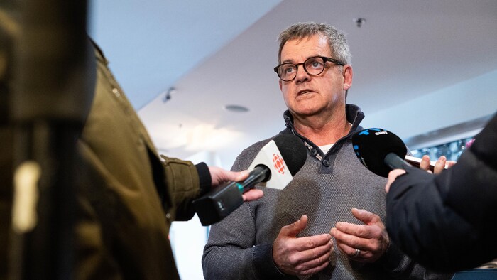 Gilles Pelletier lors d'une entrevue avec différents médias