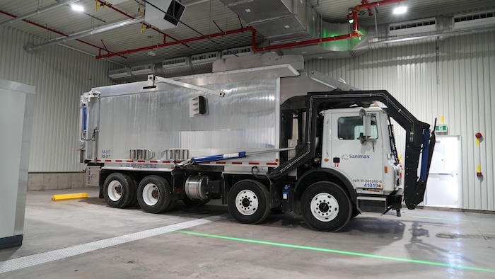 Un camion-benne dans un garage.