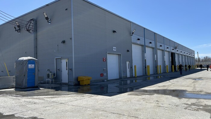 L'extérieur d'un garage industriel.