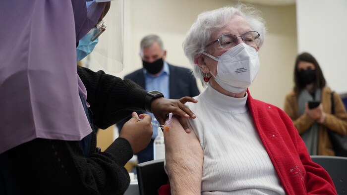 Une aînée reçoit son vaccin.