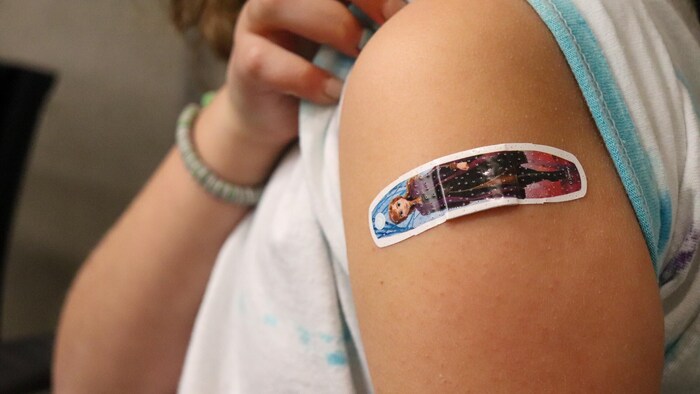Le pansement d'un enfant vacciné contre la COVID-19.