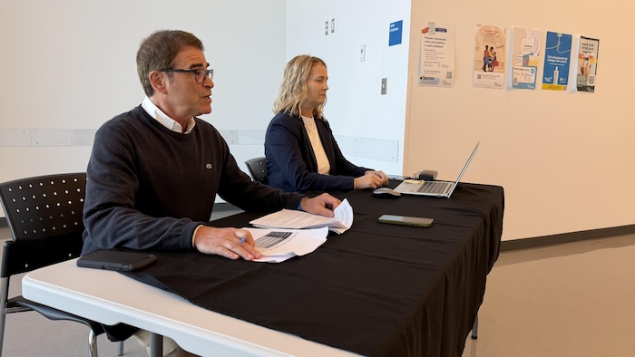 Une conférence de presse.