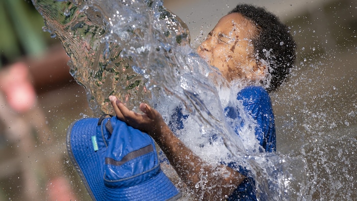 Un enfant qui joue dans un jeu d'eau.