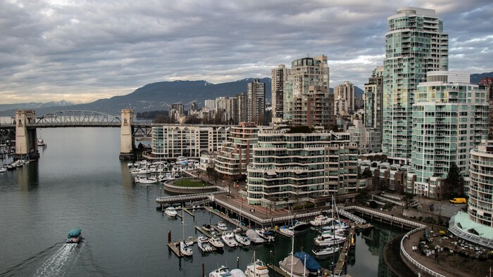 Vue du pont Burrard, de False Creek, du quartier West End de Vancouver et des montagnes prise du pont Granville, à Vancouver, en février 2021.