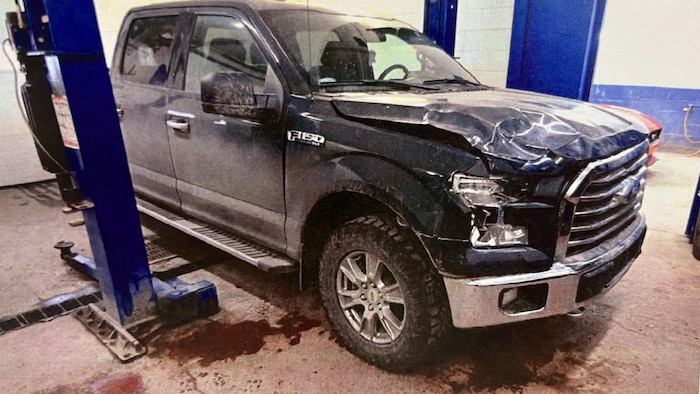 La camionnette bosselée de l'accusé.