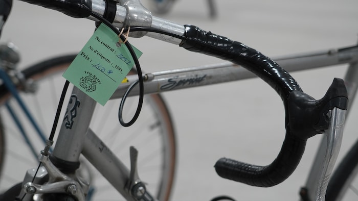 Vélo usagé avec une étiquette indiquant un prix.