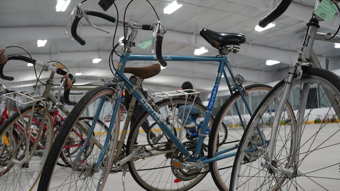 Des vélos exposés dans une grande salle.
