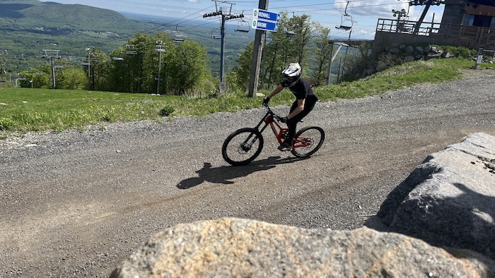 Un cycliste au sommet de Bromont.