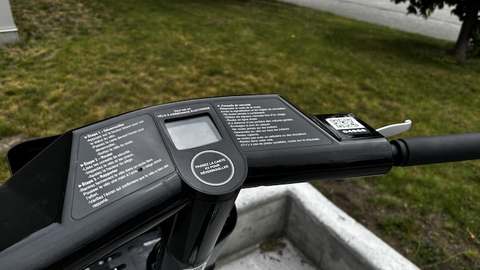 Un guidon de vélo électrique en partage dans une ville.