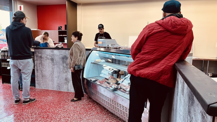 Des clients au comptoir.