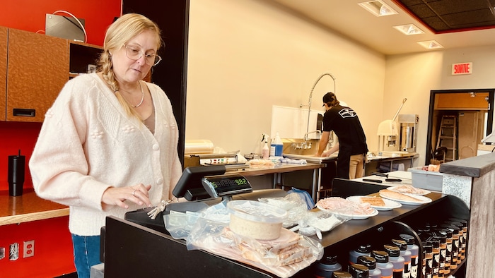 Victor Robichaud et sa mère Marie-Ève Nadeau à la Boucherie Robichaud de Rivière-Bleue.