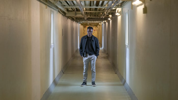 Un homme dans un long couloir.