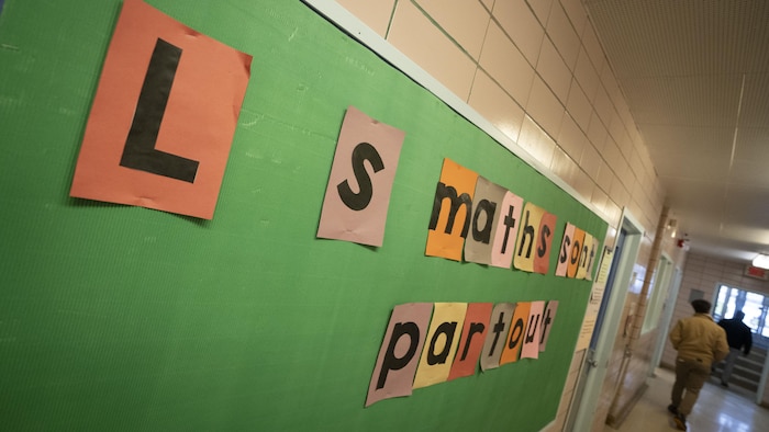 Des affiches colorées collées sur les murs de l'hôpital.