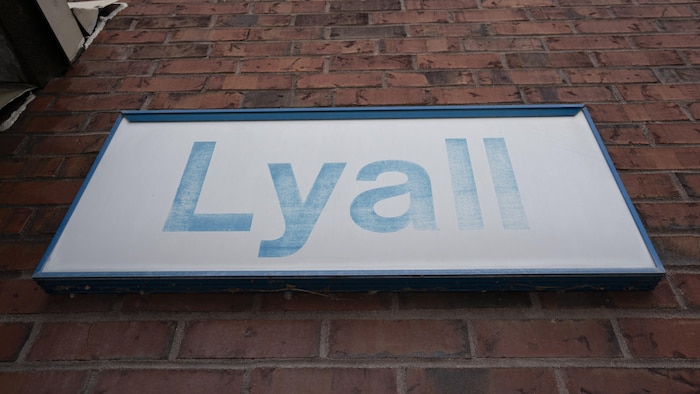 L'enseigne du bâtiment Lyall.