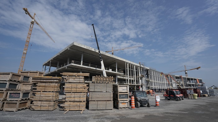 Un chantier de construction en été.
