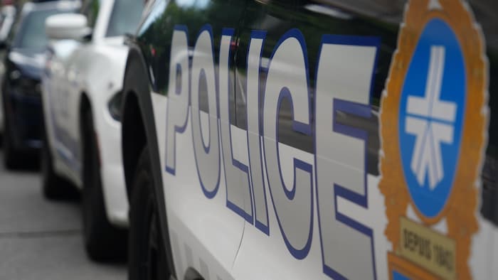 Vue rapprochée d'une voiture de police du SPVM.