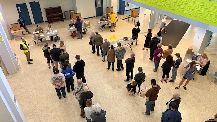 Des gens font la file pour voter.