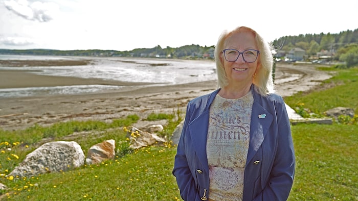 La mairesse pose devant les berges à Sainte-Luce