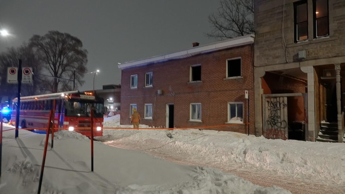 Un bâtiment incendié 