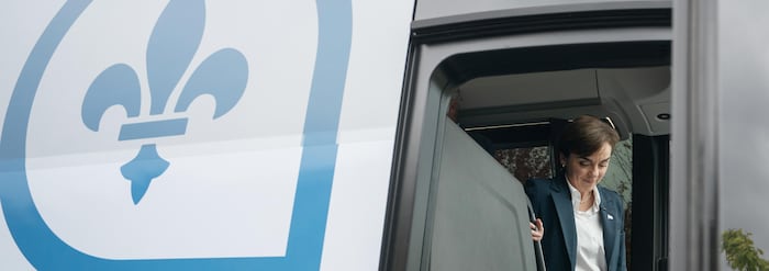 Christine Fréchette sortant de l'autobus de campagne.