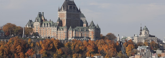 Le château Frontenac en automne vu de Lévis.