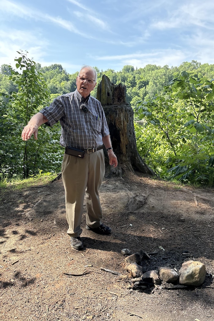 Marcel Pelchat se tient près de la souche d'un arbre.