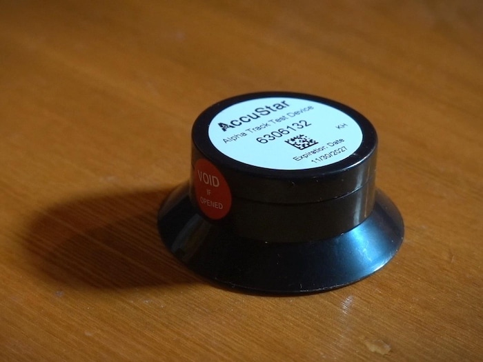 Dosimètre permettant de mesurer la concentration de radon dans une maison.