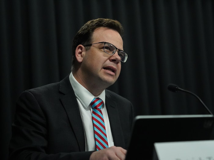 Patrick Taillon parle en conférence de presse.