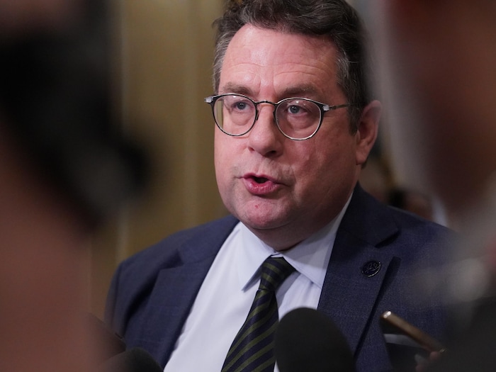 M. Drainville répond aux questions de journalistes.