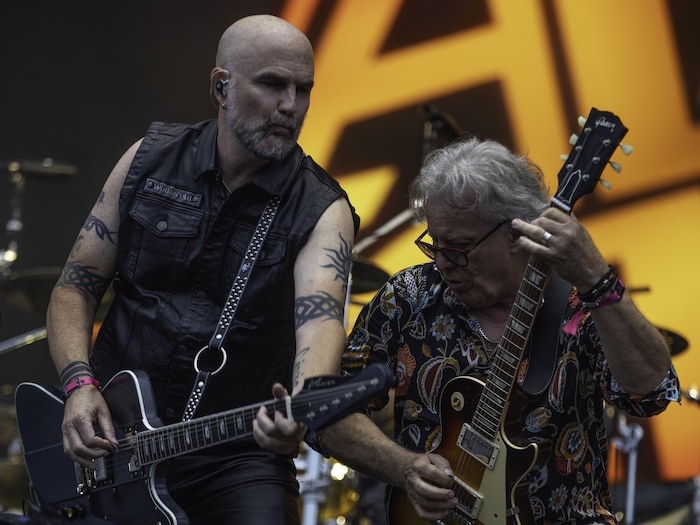 Marc Parent et Brian Greenway, de la enactment    canadienne April Wine, en prestation au Festival d'été de Québec, le 6 juillet 2025.