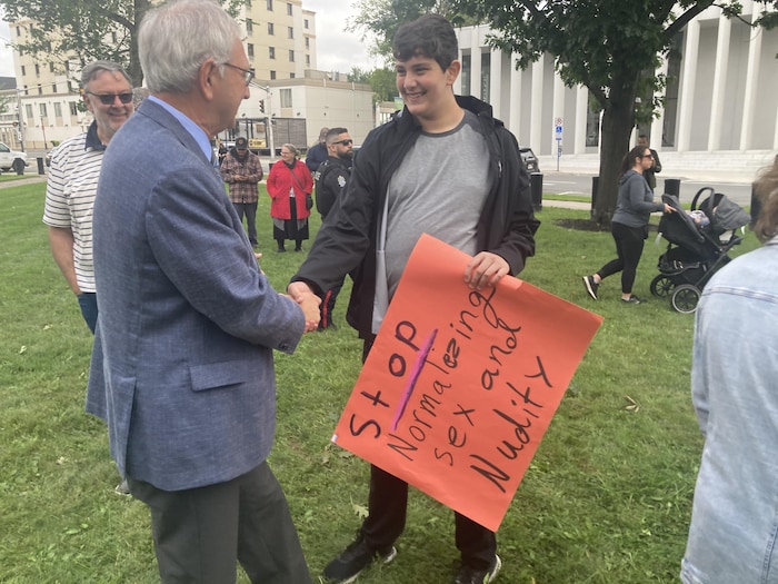 Blaine Higgs et un manifestant. 