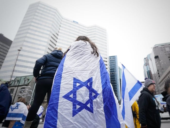 Des manifestants arborent le drapeau israélien.