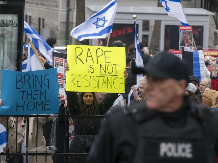 Des manifestants pro-israël avec des pancartes.