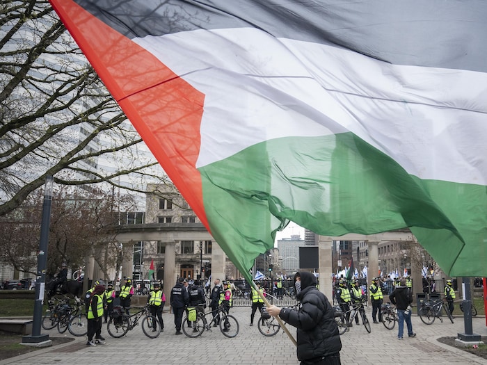 Une manifestation pro-israélienne s'est déroulée jeudi devant le campement propalestinien sur le campus de l’Université McGill, à Montréal.