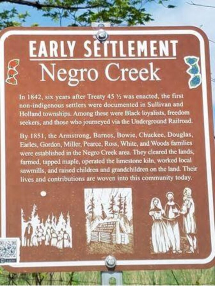 Plaque commémorant la communauté noire pionnière de Negro Creek. 
