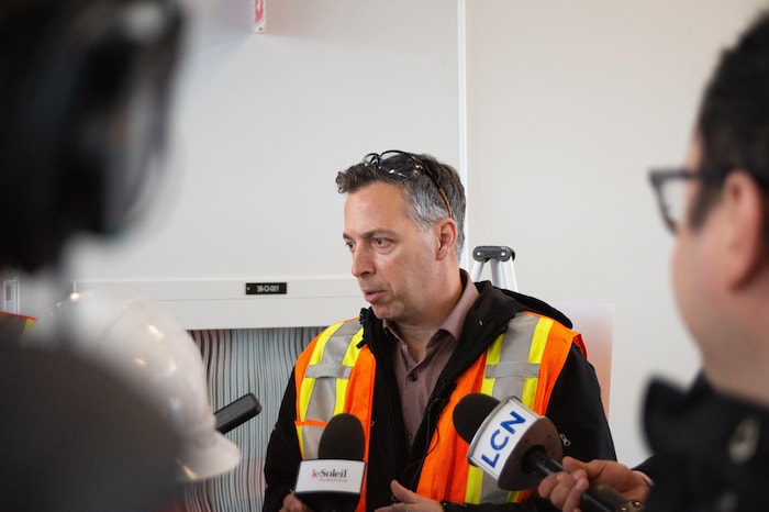 Carl Desharnais répond aux questions des journalistes.