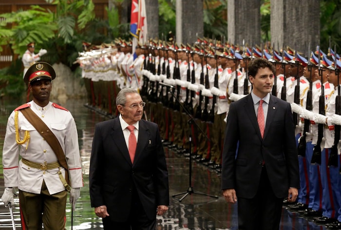 Le Premier ministre canadien Justin Trudeau (droite) et le président cubain Raul Castro passent en revue la garde d'honneur lors d'une cérémonie au Palais de la Révolution, le 15 novembre 2016.