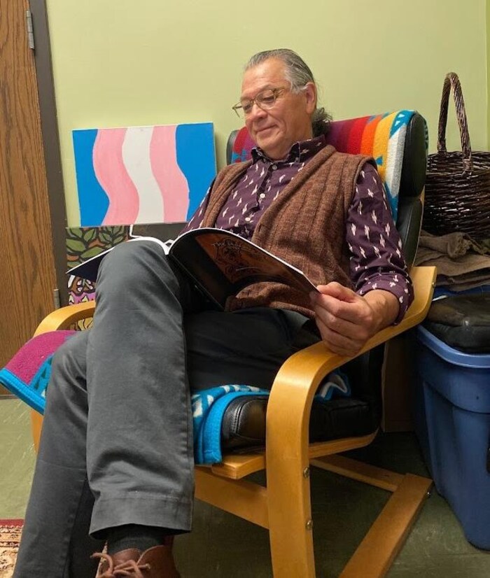 Le chercheur maya de la Université de Colombie-Britannique Eduardo Jovel lit un livre dans son bureau.