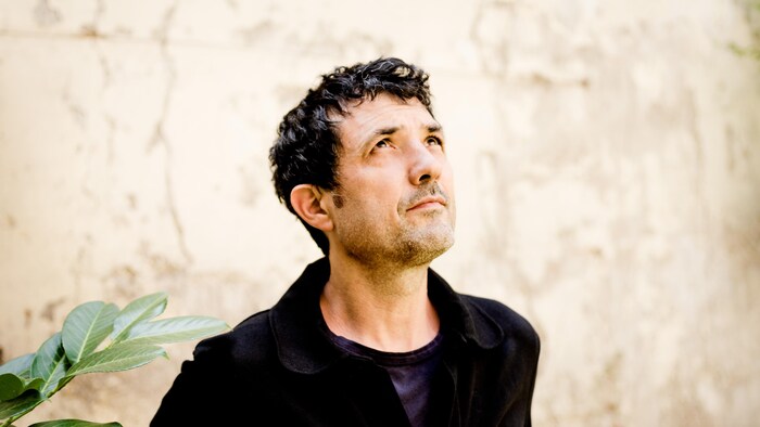 Portrait de l'artiste levant les yeux vers le ciel.