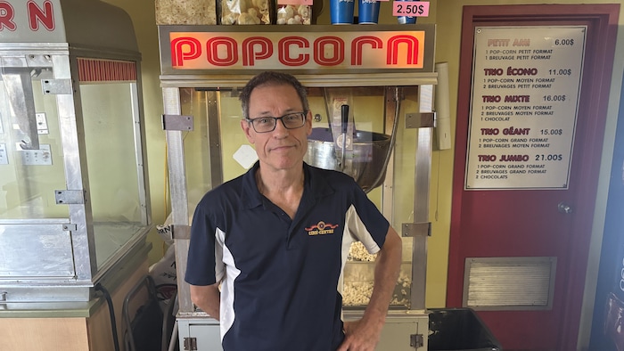 Pascal Saint-Criqc devant la machine à Popcorn.