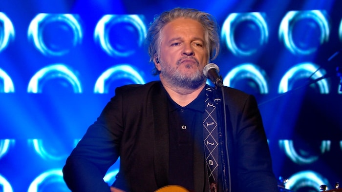 Daniel Bélanger chante Tout viendra s'effacer.