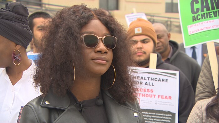 Une femme devant une manifestation.