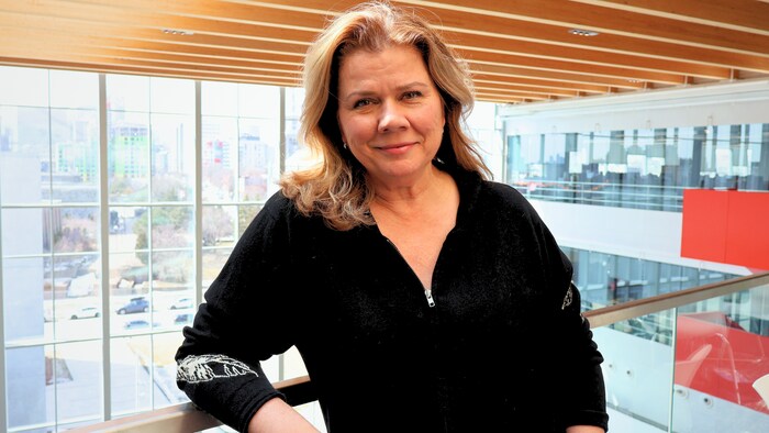 Marina Orsini est sur le balcon de la Maison de Radio-Canada.