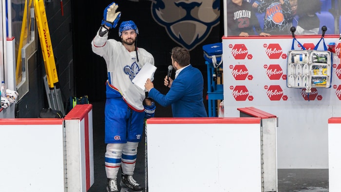 Morgan Adams-Moisan salue la foule au banc des joueurs, au Colisée Vidéotron de Trois-Rivières.