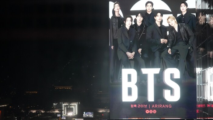 Une affiche géante de BTS surplombant la place Gwanghwamun.