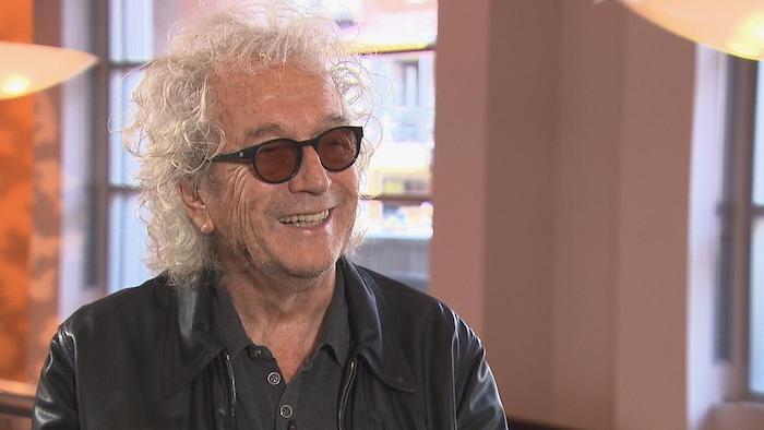 Luc Plamondon est en train de rire.