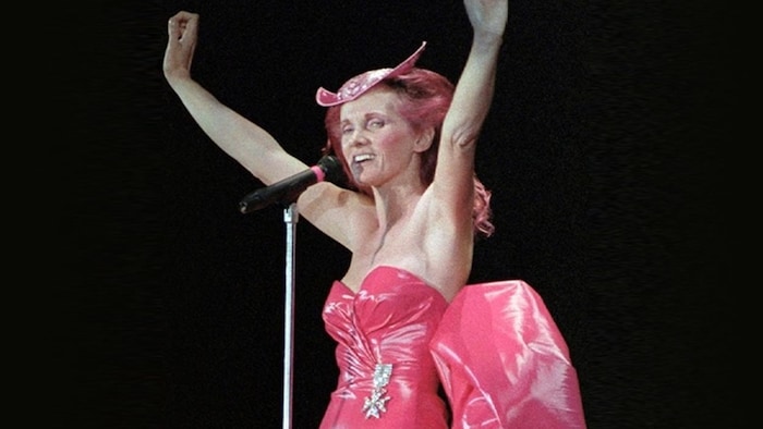 Diane Dufresne dans sa fameuse robe rose au Stade olympique lors du spectacle « Magie rose » en 1984.