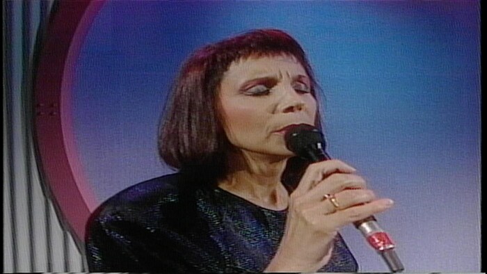 Renée Calude chante l'indifférence à l'émission L'Heure G, en 1990